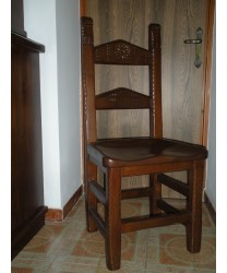 Sedia fondo in legno tondeggiato e intagliato