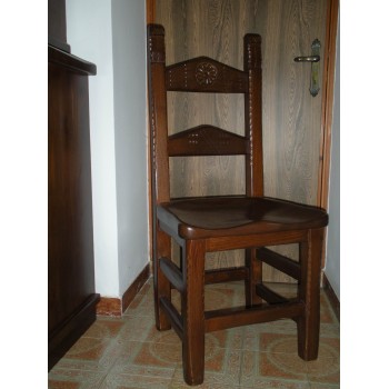 Sedia fondo in legno tondeggiato e intagliato